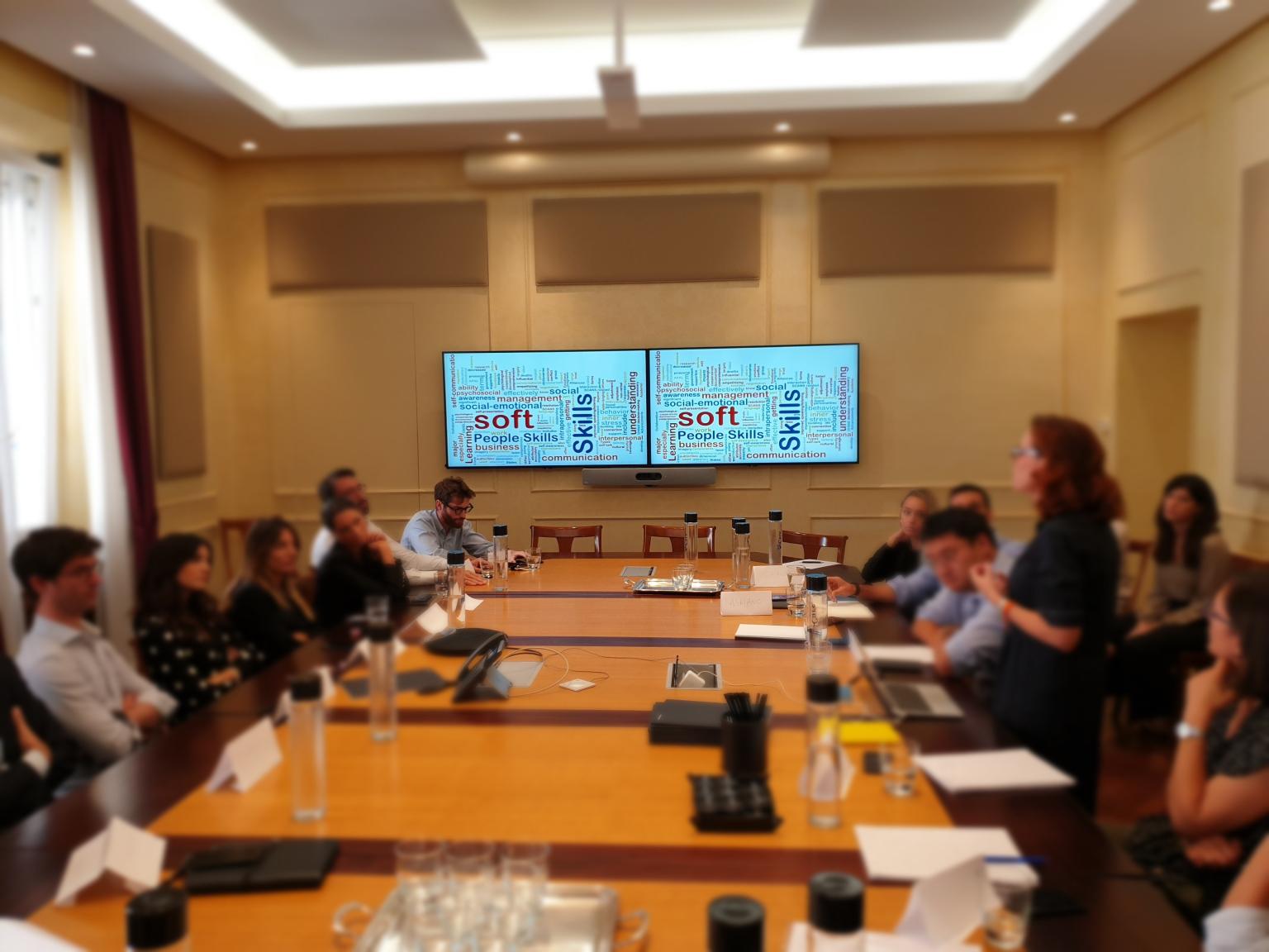 Prende il via con la coach Silvia Manganelli "Looking beyond", il programma rivolto ai giovani professionisti Chiomenti